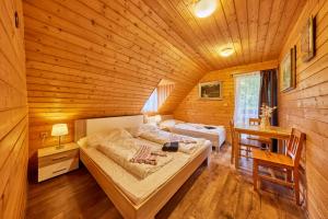 Posteľ alebo postele v izbe v ubytovaní Chata 70 Dřevěnka Prkenný Důl, Žacléř, Krkonoše + 37 fotografií