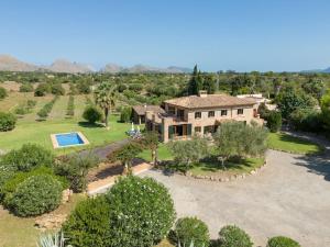 una vista aérea de una casa con piscina en Can Sion Finca, en Pollensa