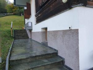 Budova, kde se apartmán nachází + 2 fotografie