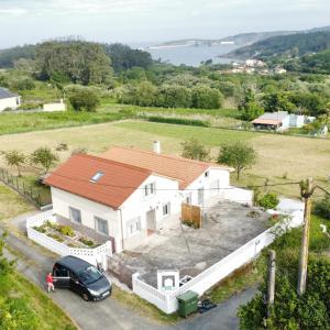 dom z samochodem zaparkowanym przed nim w obiekcie Casa Pozo das Leiras (Derecha) w mieście Ares