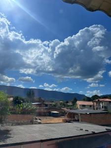 una vista di una città sotto un cielo nuvoloso di Pouso de Teria a Tiradentes 1 altra foto