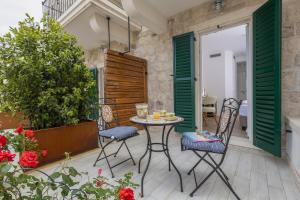 Casa Columba - 4 Star Design Boutique Hotel with Outdoor Pool & Private Garden的阳台或露台