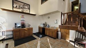 una caffetteria con un bancone e delle scale in una stanza di Super 8 by Wyndham City of Moore a Moore