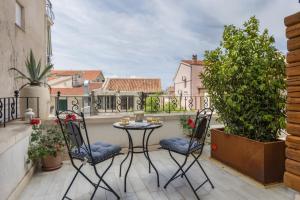 Casa Columba - 4 Star Design Boutique Hotel with Outdoor Pool & Private Garden的阳台或露台