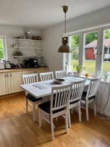 Kuchyň nebo kuchyňský kout v ubytování Smultronställe på idylliska Singö-Grisslehamn