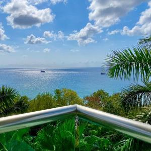 una vista dell'oceano da un balcone di Best Sunset Spot in Cozumel! a Cozumel