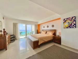 una camera da letto con un letto con vista sull'oceano di Best Sunset Spot in Cozumel! a Cozumel Altre 34 foto