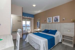 Кровать или кровати в номере Hotel Foxos