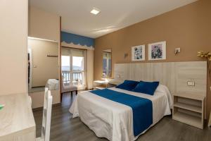 Кровать или кровати в номере Hotel Foxos