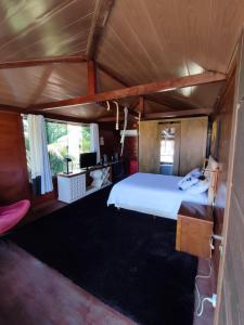 a bedroom with a bed in a house at Edícula acolhedora in Serra