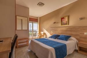 Кровать или кровати в номере Hotel Foxos