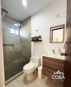 ein Badezimmer mit Dusche, Toilette und Waschbecken in der Unterkunft Departamento en Mazatlan in Mazatlán