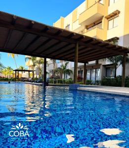ein Schwimmbad vor einem Gebäude in der Unterkunft Departamento en Mazatlan in Mazatlán
