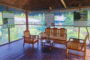 TV a/nebo společenská místnost v ubytování Amazon Curassow Lodge and Expeditions