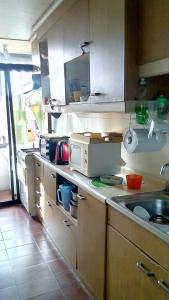 Una cocina o zona de cocina en Bright Single Room With Private Toilet