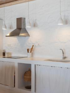 Kuchyňa alebo kuchynka v ubytovaní Donum Dei Seaside Suites & Villa