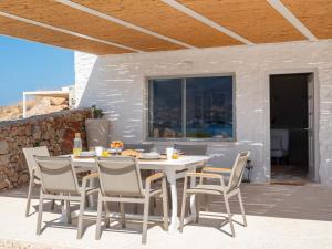 Patio alebo iná vonkajšia časť ubytovania Donum Dei Seaside Suites & Villa