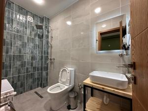 A bathroom at Hotel Mountime Kazbegi