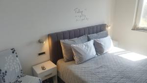 Postel nebo postele na pokoji v ubytování Crystal Apartment Umag