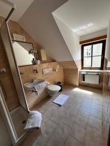 Koupelna v ubytování Apartmány BAROKO + 37 fotografií