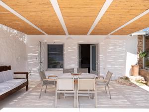 Posedenie v ubytovaní Donum Dei Seaside Suites & Villa