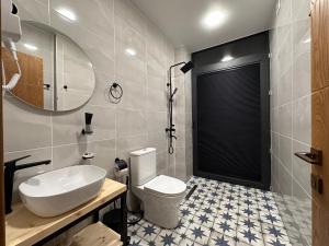 A bathroom at Hotel Mountime Kazbegi