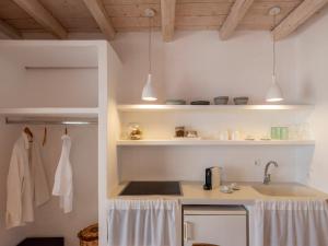 Kuchyňa alebo kuchynka v ubytovaní Donum Dei Seaside Suites & Villa