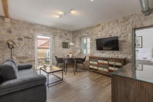 Casa Columba - 4 Star Design Boutique Hotel with Outdoor Pool & Private Garden的电视和/或娱乐中心