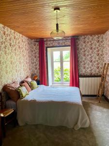 LanvellecにあるMaison entre campagne et merのベッドと窓のある寝室