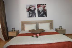 a bedroom with a bed with two flowers on it at mezzanino Ribeira Brava in Vila da Ribeira Brava