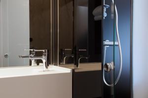 Un baño de The Z Hotel City
