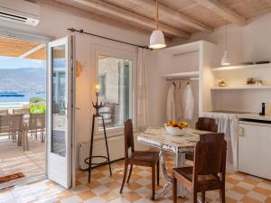 Kuchyňa alebo kuchynka v ubytovaní Donum Dei Seaside Suites & Villa