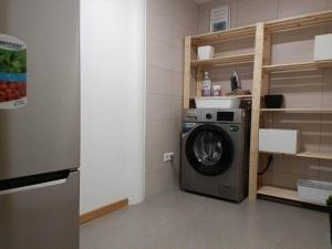 a washing machine in a room with a shelf at mezzanino Ribeira Brava in Vila da Ribeira Brava