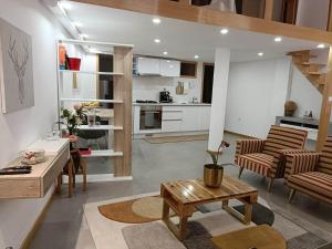 a living room with a table and a kitchen at mezzanino Ribeira Brava in Vila da Ribeira Brava