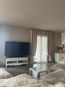 Μια τηλεόραση ή/και κέντρο ψυχαγωγίας στο VILLA luxueuse privée avec piscine lagon