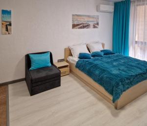 サニービーチにあるАпарткомплекс Амара Слънчев Бряг Студио 13のベッドと椅子のある寝室