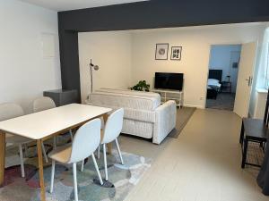 a living room with a bed and a table and chairs at BSD Apartment - Self Check-in & Parkplatz in Bochum