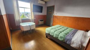 Postel nebo postele na pokoji v ubytování Hostal Capricho de Carlitos + 195 fotografií