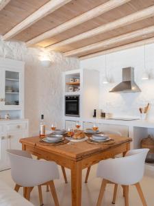 Kuchyňa alebo kuchynka v ubytovaní Donum Dei Seaside Suites & Villa