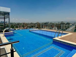 una gran piscina en la parte superior de un edificio en Skyline Towers Apartments, en Tashkent