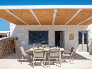 Patio alebo iná vonkajšia časť ubytovania Donum Dei Seaside Suites & Villa