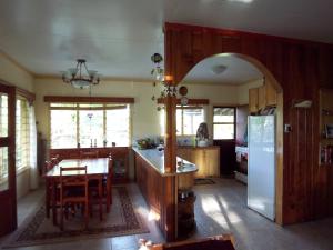 Köök või kööginurk majutusasutuses Oceanview home in Savusavu