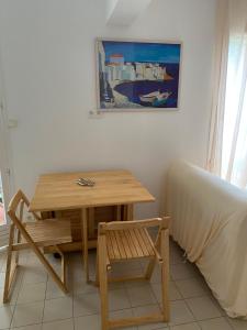 ein Tisch und ein Stuhl in einem Raum in der Unterkunft Charmant Studio de 28 M2 in Brando + 14 Fotos