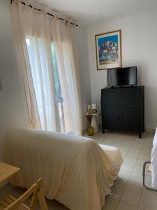 ein Schlafzimmer mit einem Bett und einem Fenster in der Unterkunft Charmant Studio de 28 M2 in Brando