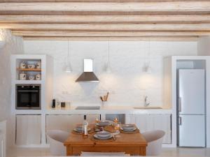 Kuchyňa alebo kuchynka v ubytovaní Donum Dei Seaside Suites & Villa