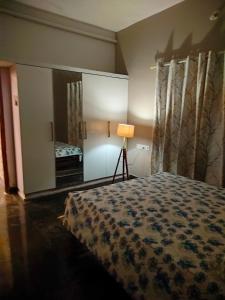 een slaapkamer met een bed en een spiegel bij The Paradise in Trivandrum +43 foto's