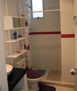 a bathroom with a shower and a toilet at Apartaestudio con balcón a la piscina in Flandes