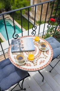 Casa Columba - 4 Star Design Boutique Hotel with Outdoor Pool & Private Garden的酒水