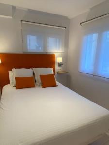 En eller flere senge i et værelse på NUEVO! Apartamento al lado de la Catedral