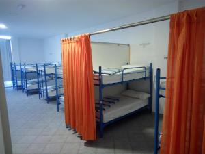Двухъярусная кровать или двухъярусные кровати в номере Albergue @ Muxia